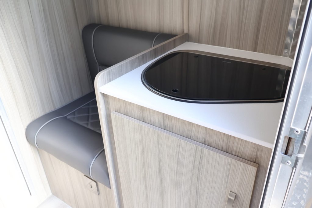 Renault Master 3.5 ton Coach Built Freddie Gover Horsebox with uprated suspension alloys  49