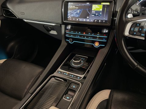 Jaguar F-Pace S AWD 15