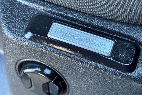 Volkswagen Caddy C20 122 ps Tdi Commerce Pro DSG Panel Van 24