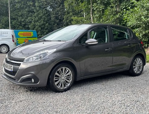 Peugeot 208 1.2 208 Signature S/S 5dr 11