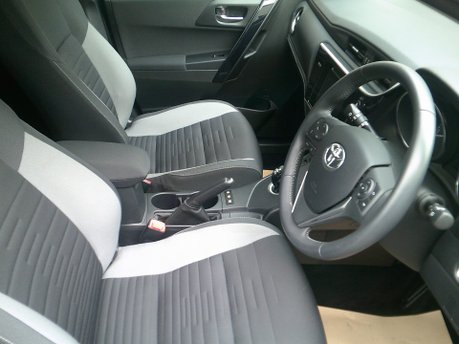 Toyota Auris VVT-I BUSINESS EDITION ONLY 13,000 MILES FROM NEW 7