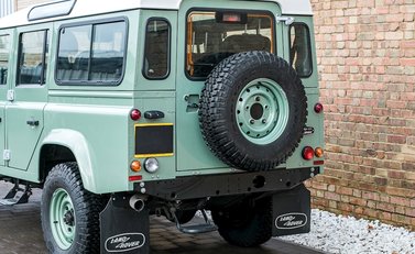 Land Rover Defender 110 Heritage 25