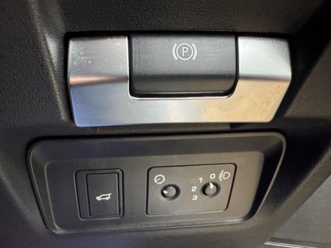 Land Rover Range Rover Evoque 2.0 P200 MHEV R-Dynamic S Auto 4WD Euro 6 (s/s) 5dr 40