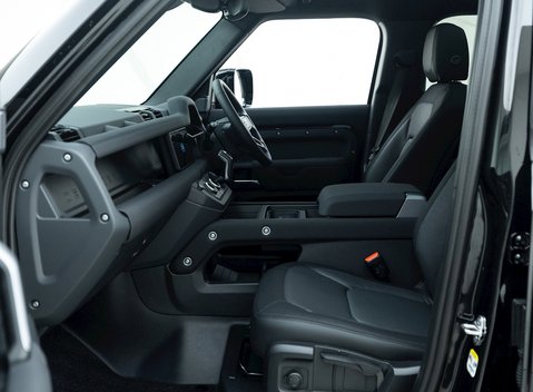 Land Rover Defender 110 X-Dynamic S D300 MHEV 14