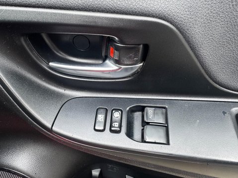 Toyota Yaris VVT-I DESIGN 33