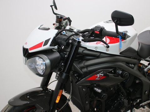 Triumph Speed Triple 1050 SPEED TRIPLE 1050 RS 21