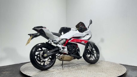 Hyosung GD 2016 ONLY 1K VERY CLEAN LIGHT WEIGHT SPORTS BIKE 250CC NEW MOT 3