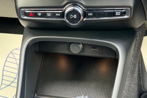 Volvo XC40 D4 R-DESIGN PRO AWD 41