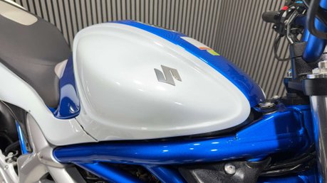 Suzuki Gladius 650 2010 ONLY 26K SV650 MOTOR MOT 08/27 SERVICED A2 650CC 8