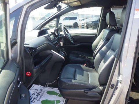 Toyota Esquire Hybrid 7