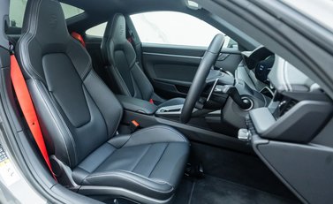 Porsche 911 Carrera 4S 11