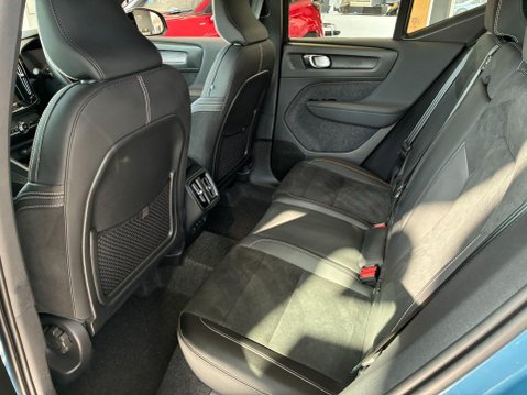 Volvo XC40 2.0 B4 MHEV Plus Dark DCT Auto Euro 6 (s/s) 5dr 11