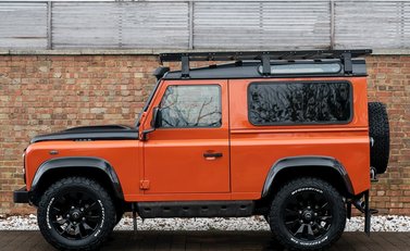 Land Rover Defender 90 Adventure 2