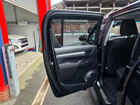 Toyota Hilux INVINCIBLE 4WD D-4D DCB Auto 25