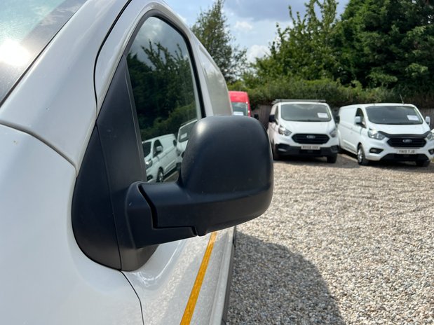 Peugeot Expert MWB L2H1 Low Roof Professional 2700 Air Con Tow Bar EURO 6 NO VAT 22