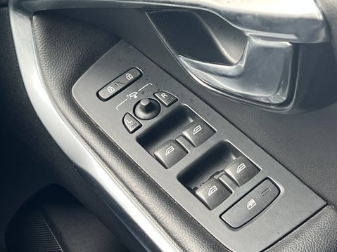 Volvo V40 2.0 D2 Lux Hatchback 5dr Diesel Auto Euro 6 (s/s) 36