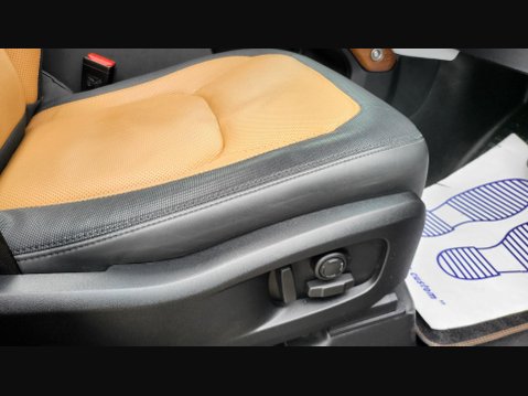 Land Rover Defender X-DYNAMIC HSE MHEV 42