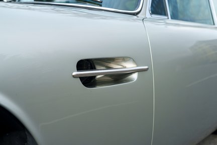 Aston Martin DB6 Mark II 11