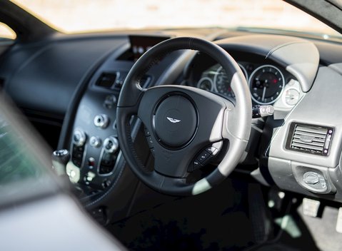 Aston Martin V12 Vantage S 11