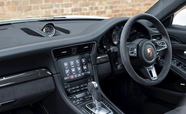 Porsche 911 Carrera GTS (991.2) 17