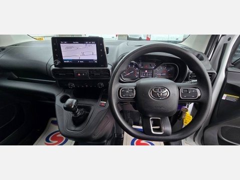 Toyota Proace City design L1 H1 SWB 1.5d 100ps eu6 nav 6 Speed 9