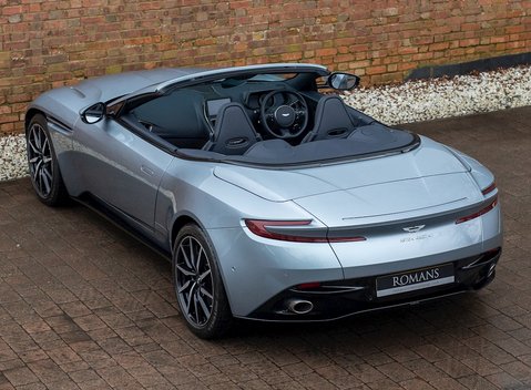 Aston Martin DB11 Volante 11