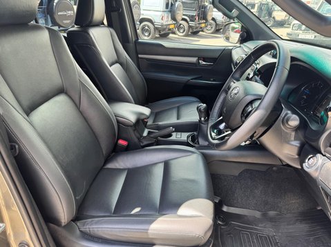 Toyota Hilux INVINCIBLE X 4WD D-4D DCB 17