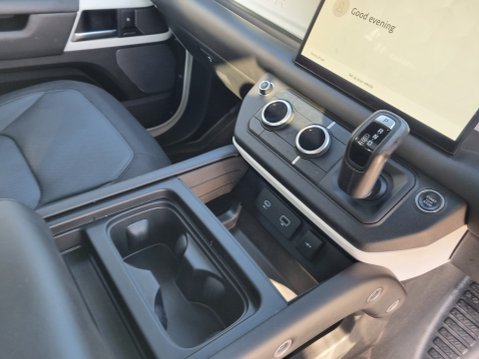 Land Rover Defender X-DYNAMIC HSE MHEV 11