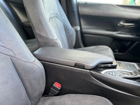 Lexus Ux 250H 34