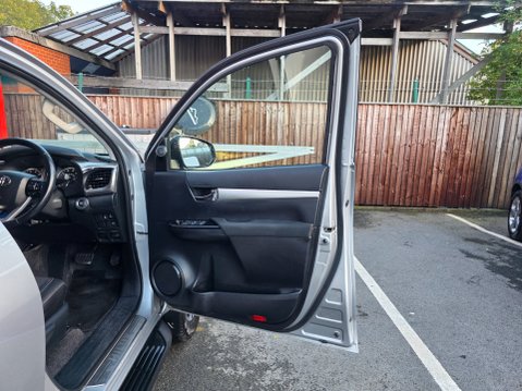 Toyota Hilux INVINCIBLE 4WD D-4D DCB 19