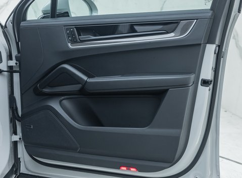 Porsche Cayenne TURBO E-HYBRID COUPE 29