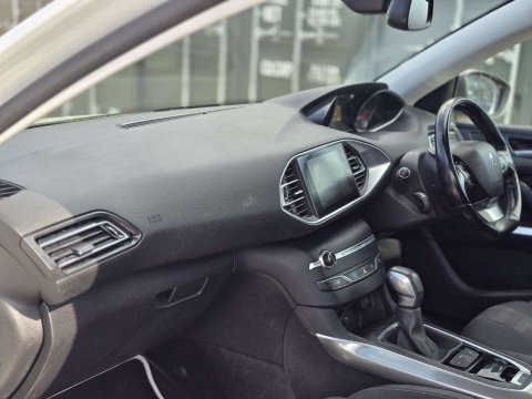 2017 Peugeot 308 thumbnail 11