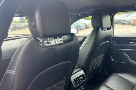 Jaguar XE R-DYNAMIC SE AUTO 31