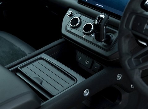 Land Rover Defender 90 V8 Bond Edition 17