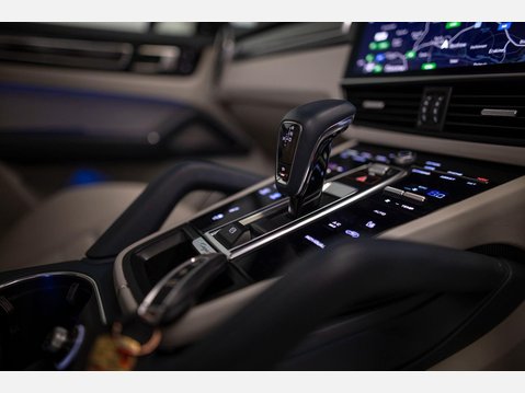 Porsche Cayenne 3.0 V6 E-Hybrid 17.9kWh Platinum Edition TiptronicS 4WD Euro 6 (s/s) 5dr (3 29