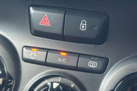 Peugeot 208 1.2 PureTech Signature Hatchback 5dr Petrol Manual Euro 6 (s/s) (82 ps) 35