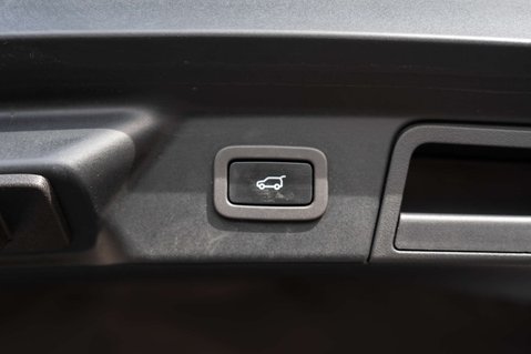 Land Rover Range Rover Velar 3.0 Range Rover Velar R-Dynamic S D300 Auto 4WD 5dr 41