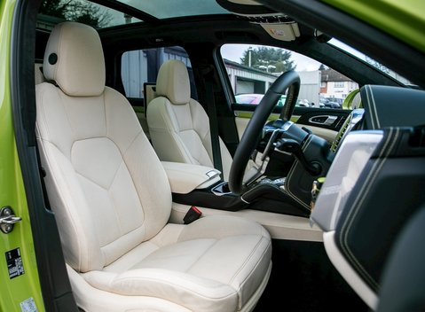 Porsche Cayenne Turbo S 12