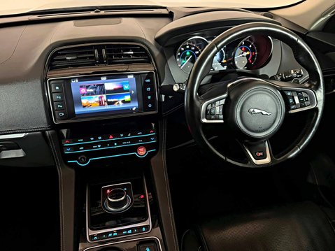 Jaguar F-Pace V6 S AWD 14
