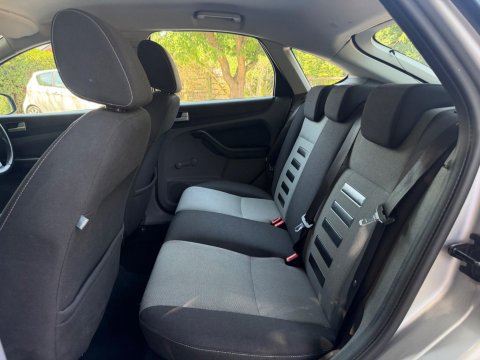 Ford Focus 1.6 TDCi DPF Zetec 5dr 21