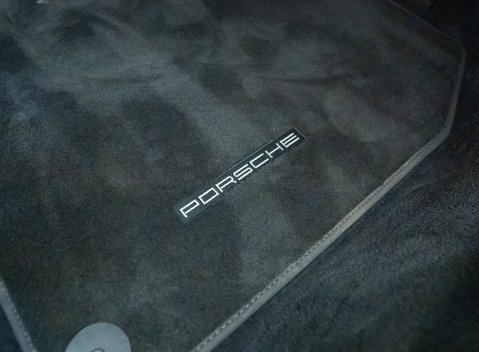 Porsche 911 Carrera 4 (992) 24