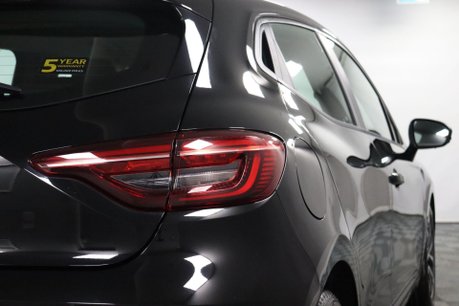 Renault Clio ICONIC TCE 23