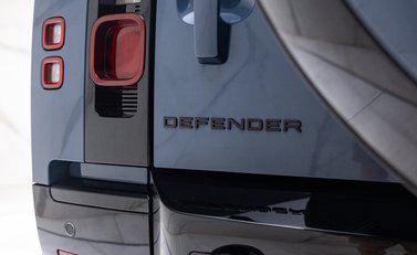 Land Rover Defender 90 D300 X-DYNAMIC HSE 22