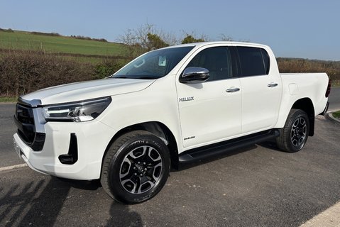 Toyota Hilux Invincible 4WD D-4D Double Cab Pickup 1