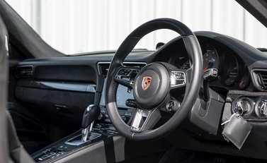 Porsche 911 Carrera GTS (991.2) 11