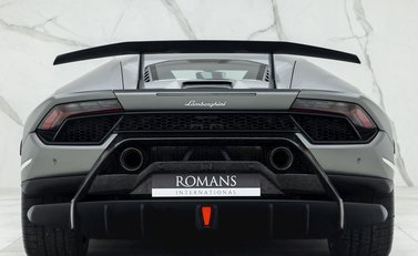 Lamborghini Huracan LP640-4 Performante 5