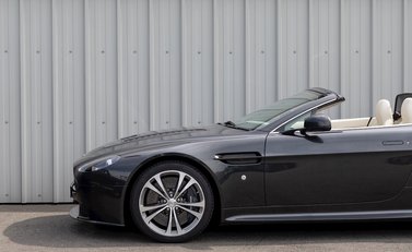 Aston Martin V12 Vantage S Roadster 30