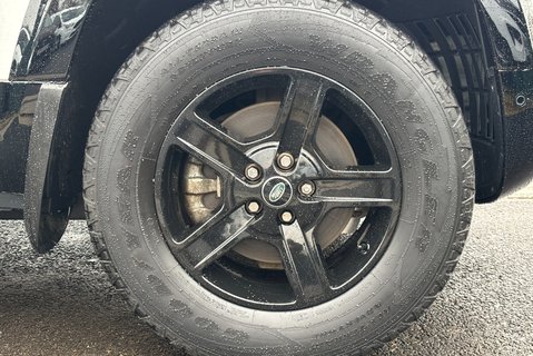 Land Rover Defender 90 D200 Hard Top MHEV 34