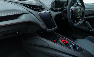 Lamborghini Revuelto 21