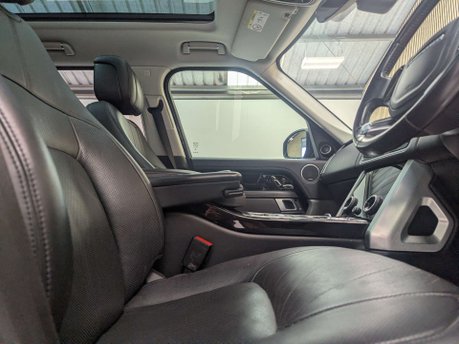 Land Rover Range Rover 3.0 Range Rover Vogue TDV6 Auto 4WD 5dr 30